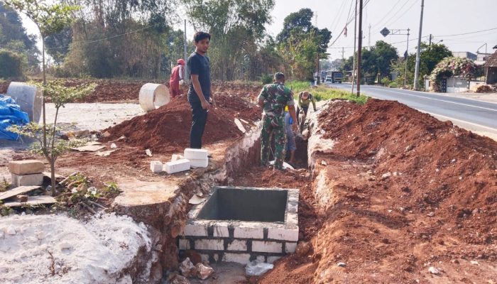 Gotong Royong di Lamongan, Babinsa Turun Tangan Bangun Drainase