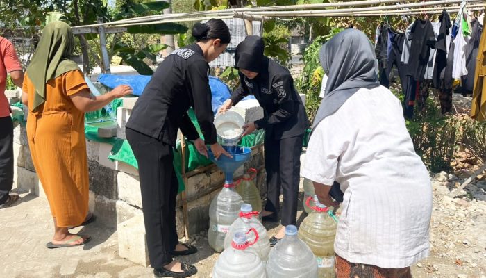 Kekeringan Melanda, Polres Bojonegoro Kirim 10.000 Liter Air ke Kumpulrejo
