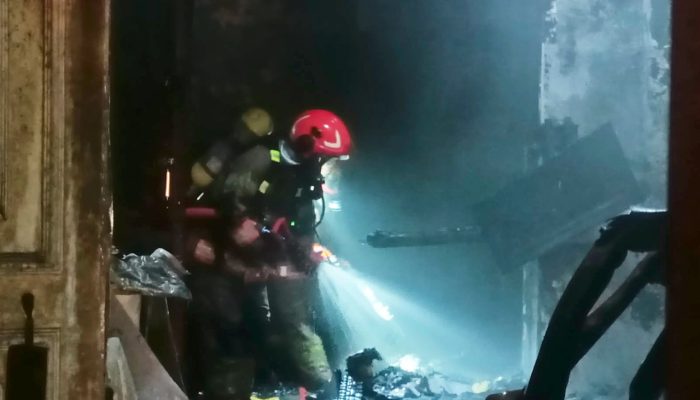 Korsleting Listrik Picu Kebakaran Rumah DPRD Bojonegoro, Damkar Bergerak Cepat