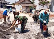 Jalan KDKMP di Solokuro Lamongan Dicor, Babinsa dan Warga Kompak Bergotong Royong