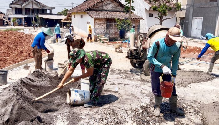 Jalan KDKMP di Solokuro Lamongan Dicor, Babinsa dan Warga Kompak Bergotong Royong