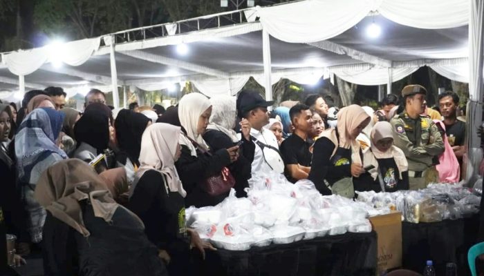 Alun-Alun Bojonegoro Diserbu Warga, Ada Ribuan Porsi Makanan Gratis