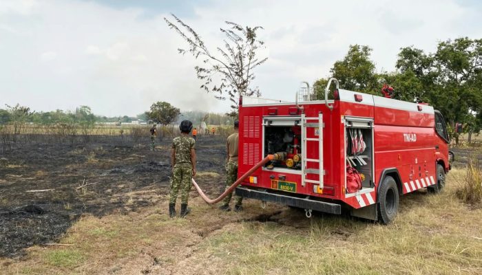 Bakar Sampah Berujung Kebakaran, Yonif 885 dan Damkar Bojonegoro Turun Tangan