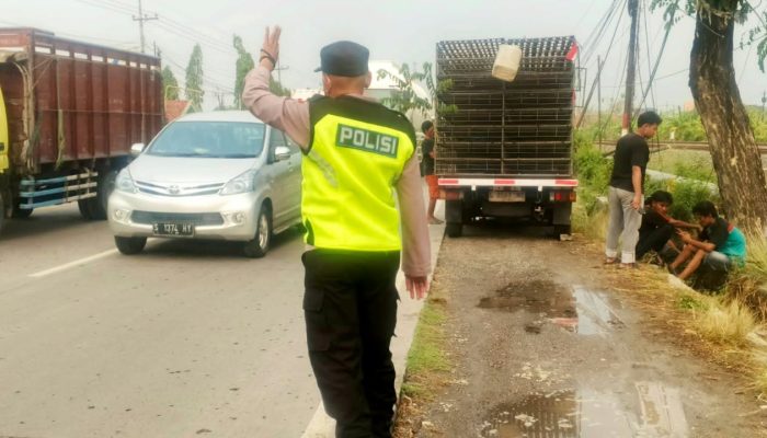 Diduga Rem Blong, Pickup di Lamongan Terperosok ke Parit Usai Tabrak Truk Tangki