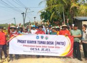 Babinsa dan Warga Jejel Lamongan Gotong Royong Benahi Jalan Berlubang