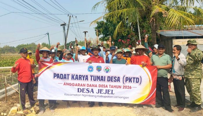 Babinsa dan Warga Jejel Lamongan Gotong Royong Benahi Jalan Berlubang