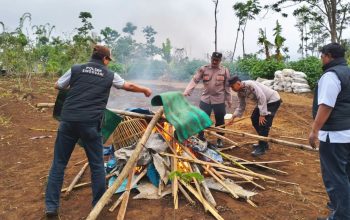 Terima Aduan Warga, Polres Malang Hancurkan Arena Sabung Ayam